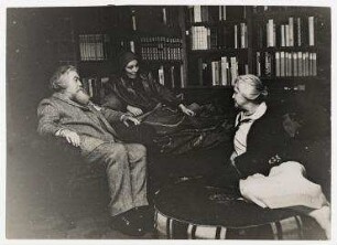Der Dichter Charles Erskine Scott Wood, die irische Dichterin Ella Young und Sara Bard Field in Los Gatos, Kalifornien. von links nach rechts: Charles Erskine Scott Wood, Lela Young, Sara Bard Field