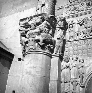 Fidenza, Dom S. Donnino, Westfassade, Mittelportal, nördl. Wandabschnitt (li.), Reliefs, plastische Details an Kapitell und Wand