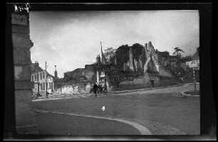 Le Nouvion (=Le Nouvion-en-Thiérache (?), Dep. Somme, Frankreich): Straßenkreuzung mit Gebäuderuine