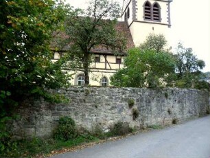 Ansicht von Süden mit Kirche (Chorturm und festes Langhaus) über Kirchhofmauer