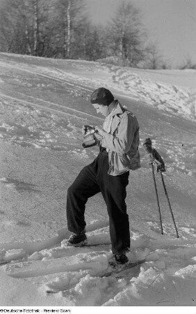 Skifahrer mit Fotoapparat
