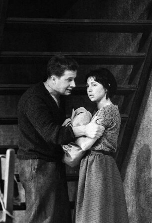 Szenenbilder aus "Die Spieldose" von Georg Kaiser (Regie: Horst Schönemann, Ausstattung: Dieter Berge). Maxim-Gorki-Theater Berlin, 02.06.1961 (Premiere am 06.06.1961) : Mit Albert Hetterle (Pierre Chaudraz), Ruth-Maria Kemper (Noelle), Uwe-Detlev Jessen (Paul Chaudraz) und Heinz Scholz (Parmelin)