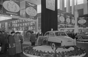 Messebesucher in der Ausstellungshalle der Tschechoslowakei, Präsentation von Fahrzeugen der Firma Skoda