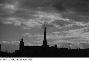 Stadtsilhouette mit Wolken