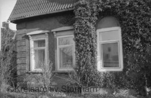 Poggenpohl 10: ehemaliges Zollhaus: traufständige Straßenfront: Teilansicht: Fenster