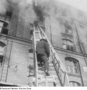 Berlin, Brandbekämpfung in einem Lagergebäude