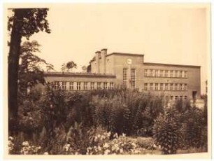 Waldschule, Hindenburg: Gartenanlage mit Bepflanzung und Schulgebäude im Hintergrund