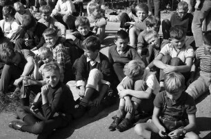 Merdingen: Sitzende Gruppe Schulkinder, Weinberg bei Merdingen