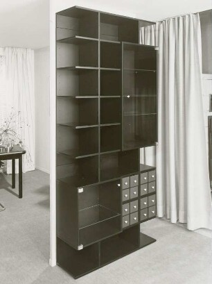 Anbauregal : Leipzig. Leipziger Herbstmesse, 1983. Studio-Design. Anbauregal. Holz, schwarz beschichtet (1983; VEB Möbelkombinat Dresden-Hellerau)