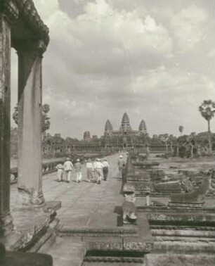 Reisefotos Kambodscha. Angkor. Angkor Wat (1113/1150). Ansicht mit Touristengruppe