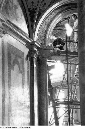 Opernhaus. Wiederherstellen der dekorativen Malereien an einem Gurtbogen im Vestibül