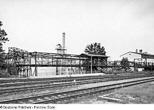 Löbau. Kohletransportbahn (Industrieseilbahn) zwischen Bahnhof und ehemaliger Färberei Römer AG. Seilbahn. Ansicht über Eisenbahngleise