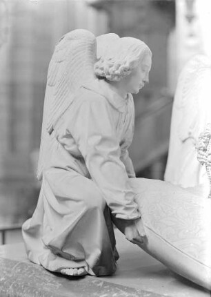 Grabmal des Herzogs Franz II. und seiner Gemahlin Margarethe von Foix: Engel links am Kopfe Franz II.