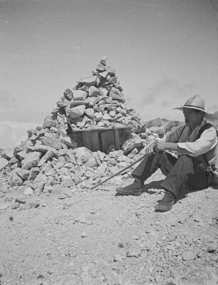 Pilgerschrein am Mount Tate (Tate-yama) (3015 m) : Ansicht mit Lastenträger während einer Rast