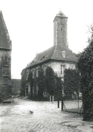 Halle (Saale). Burg Giebichenstein. Hof mit Gebäuden der Unterburg (Bergfried und Brunnenturmhaus)
