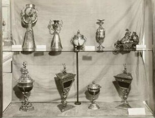 Vitrine 13: oben: Jungfrauenbecher, Doppelscheuer, Schubkarrengruppe & unten: Deckelpokale