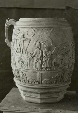 Spätantike Vase mit synkretistischen Reliefdarstellungen und Schlangenhenkeln : Spätantike Vase mit synkretistischen Reliefdarstellungen und Schlangenhenkeln. Verwalter, Stadtmuseum Bautzen