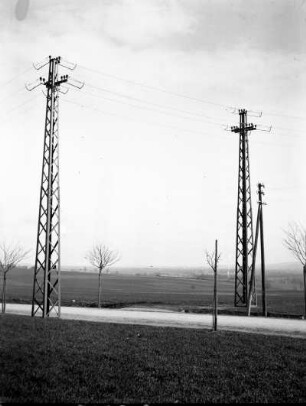 Sachsen? Erste 110 kV-Freileitung des Elektroarmaturenwerks Radebeul-Kötzschenbroda, eine Landstraße querend. Ansicht mit Leitungsmasten