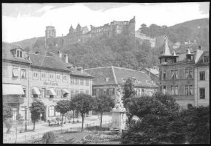 Heidelberg. Schloss, vom Kornmarkt gesehen