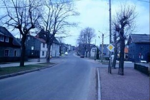Ortsstraße mit Häuserzeilen; Bäume