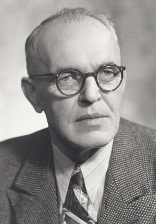 Porträt Herr Hauptmann mit Hornbrille