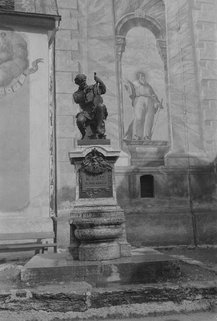 Mittenwald. Denkmal zu Ehren von Matthias Klotz, gilt als Begründer des Geigenbaus in Mittenwald