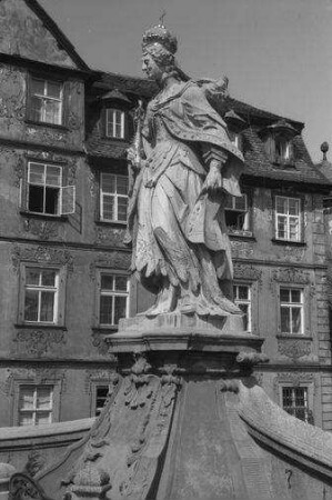 Bamberg: Heilige Kunigunde auf der unteren Regnitzbrücke, mit Flasche