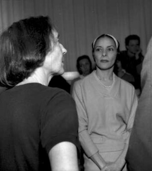 Gret Palucca, Alicia Alonso und Schüler in der Palucca-Schule : Alicia Alonso, Primaballerina des Kubanischen Nationalballetts, zu Gast in der Palucca-Schule Dresden