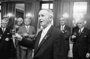 Freiburg: Hotel Victoria; Baron von Neveu mit Weinglas