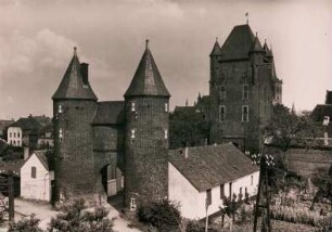 Xanten. Ansicht des 1393 erbauten Klever Tors. Im Vordergrund die Eulentürme des äußeren Tors. Dahinter das innere Tor.