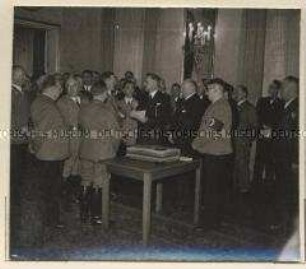 Empfang bei Adolf Hitler am 1. Mai 1938 in der Reichskanzlei (?)