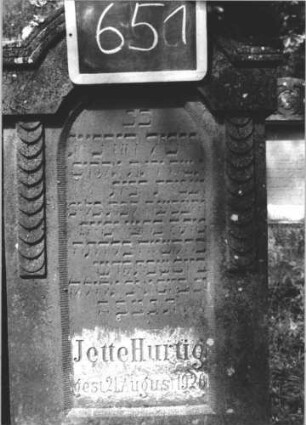 Grabstein 651 (Index: 99895247) Material: Sandstein Zustand: gut Maße HxBxT: 147x50x19 cm Beschreibung: Stele mit abgeflachtem Giebelabschluss; Sockel: Grabstein 651 (2)