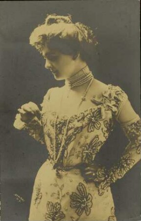 [Elegant gekleidete Frau]
