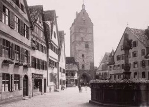 Dinkelsbühl, Blick auf das Wörnitztor : Dinkelsbühl. Blick über den Löwenbrunnen zum Wörnitztor