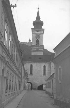 Mautern: Kirche am Ende der Gasse