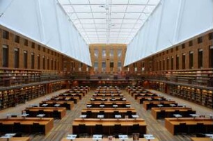 Sächsische Landesbibliothek - Staats- und Universitätsbibliothek Dresden, Zentralbibliothek. Wartungsarbeiten am Sonnensegel unter dem Glasdach des Zentralen Lesesaales : Dresden-Räcknitz, Zellescher Weg 18. Sächsische Landesbibliothek - Staats- und Universitätsbibliothek Dresden, Zentralbibliothek. Wartungsarbeiten am Sonnensegel unter dem Glasdach des Zentralen Lesesaales. Blick in Richtung Längsachse