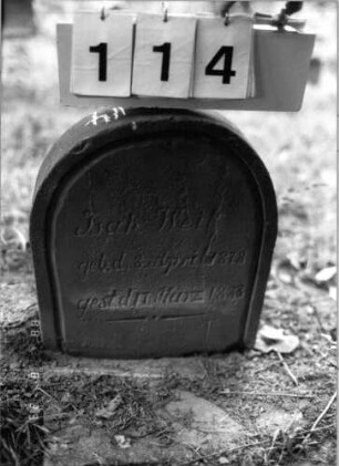 Grabstein 114 (Index: 100096084) Maße HxBxT: 50x40x9 cm Besonderheit: Kindergrab: Grabstein 114