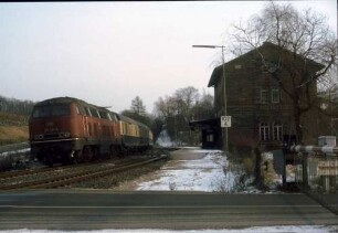 Eschenau Lok 215 138 D PA-SB UIC-X-Wagen Bahnsteig Empfangsgebäude