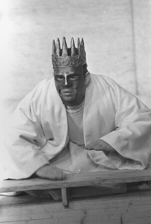 Szenenbilder aus "Sieben gegen Theben", Komödie von Aischylos in der Regie von Manfred Karge. Berliner Ensemble, 24./28.05.1969