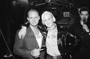 Schützenverein: Männerversteigerung: Exer, Festzelt: Julia Michalczyk und Stefan Thiel auf Bühne, mit Präsent, hinten Moderator Thorsten Stührk: 26. Juli 1998
