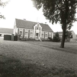 Beeskow-Bornow, Dorfplatz. Wohnhaus (19. Jh.)