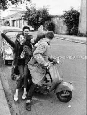 Jugendliche auf einem Motorroller