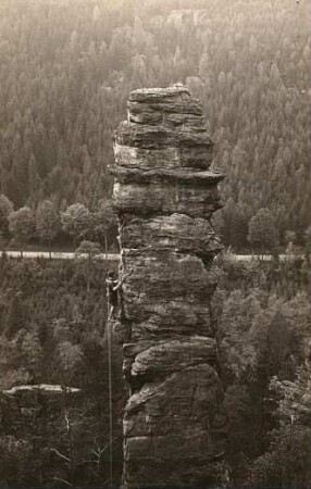 Sächsische Schweiz, Bielatal. Schiefer Turm. Beginn der Kletterei an der Ostkante (VI)