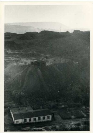Dresden-Gittersee. Grubenfeld Gittersee. Blick vom Syenitbruch Heidenschanze über heute verkippten Schacht und Haldengelände des Reviers Heidenschanze nach Westsüdwesten, Richtung Fallort 300 und Windberg