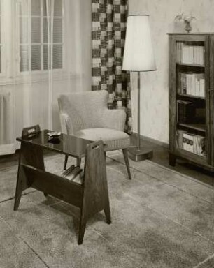 Bücherschrank : Wohn- und Arbeitszimmermöbel (1956; Entwicklungsstelle Radeberg - zum Teil nach Entwürfen von Schierz) in Ausstellungskoje