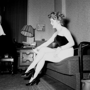 Frau bei der Rasur der Beine mit dem Ladyshaver