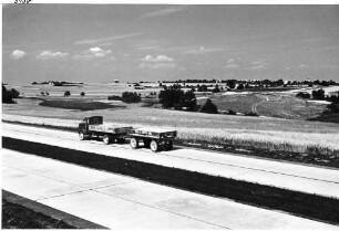 Betonfahrbahndecke Mittelstreifen noch ohne Bepflanzung, Landschaft nach dem Autobahnbau