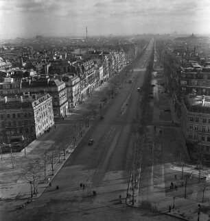 Blick vom Arc de Triomphe auf die Champs Elysées (Aufnahme im Rahmen der Fotokampagne im besetzten Frankreich)