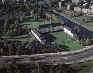 Luftaufnahme, Blick von Osten auf das Schloß Bellevue. Berlin-Tiergarten, Spreeweg, Bellevue-Ufer