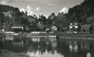 Rathen-Niederrathen. Elbfront mit Fremdenhof "Erbgericht" und Gasthaus "Rosengarten". Blick über die Elbe mit Badeanstalt nach Nordnordwest gegen Talwächter und Lokomotive